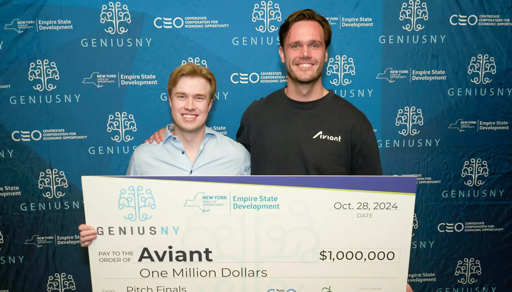 Jacob Hambro and Lars Erik Fagernæs standing with a check of 1 million $ after winning Genuis NY