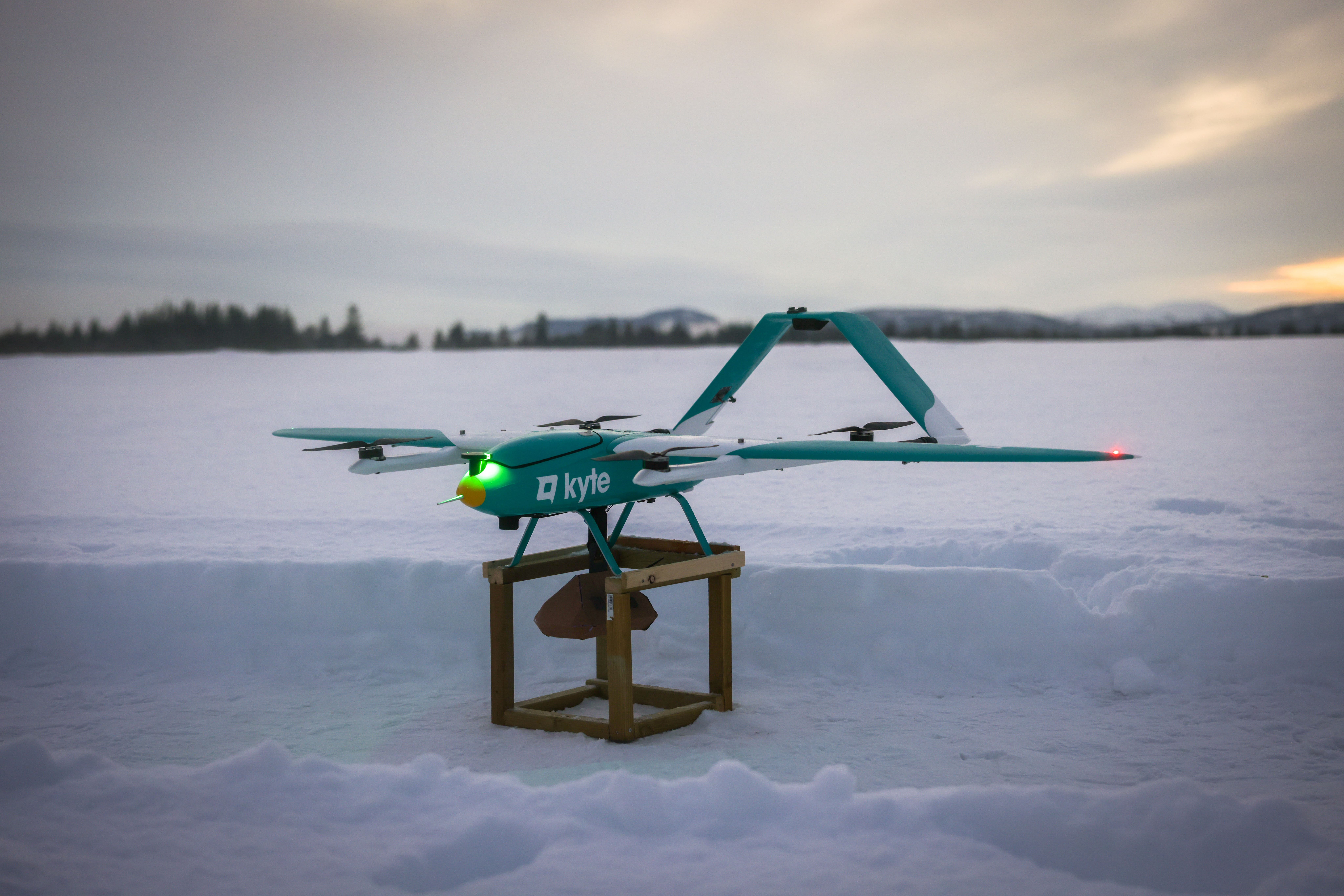 A Kyte-drone carryig a package in a cold climate
